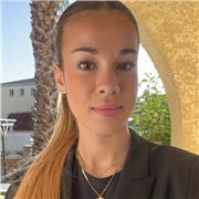 Étudiante en BTS, donne des cours de soutient et aides aux devoirs pour les élèves de primaires.